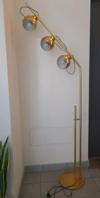 Lampada da terra prodotta in Italia negli anni 70 dorata in metallo lucido con s