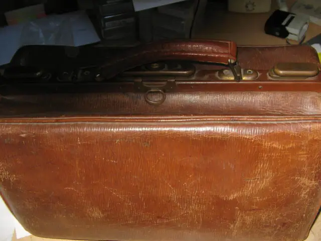alte Arzttasche   Hebammentasche Leder  alter Arztkoffer Reisetasche 2