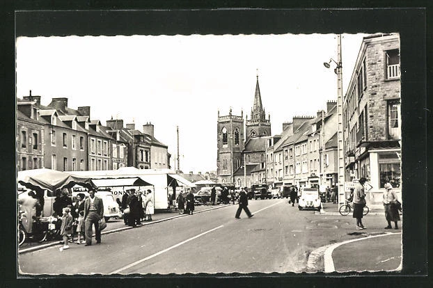 CPA La Hague-du-Puits, Le Marché, L'Église 1960