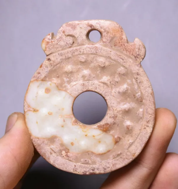 Pendentif amulette Yubi de forme ronde sculptée en jade naturel Hetian de 6 cm