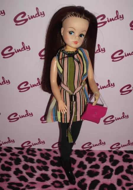 Bella bambola Sindy capelli Arburn rooted stile anni '60 con stivali e borsa