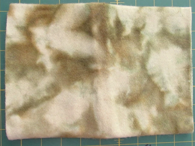 Alfombra de gancho de centavo primitiva teñida a mano de 9""x27"" verde/marrón 70% de lana aplique