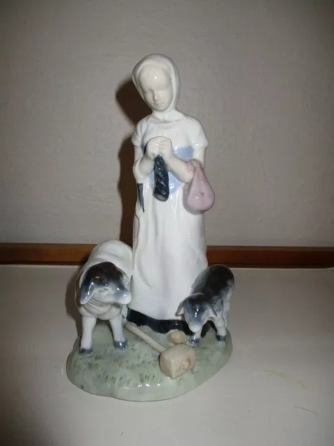 Schöne alte Porzellanfigur Frau mit Schaf und Lamm 21 cm gemarkt