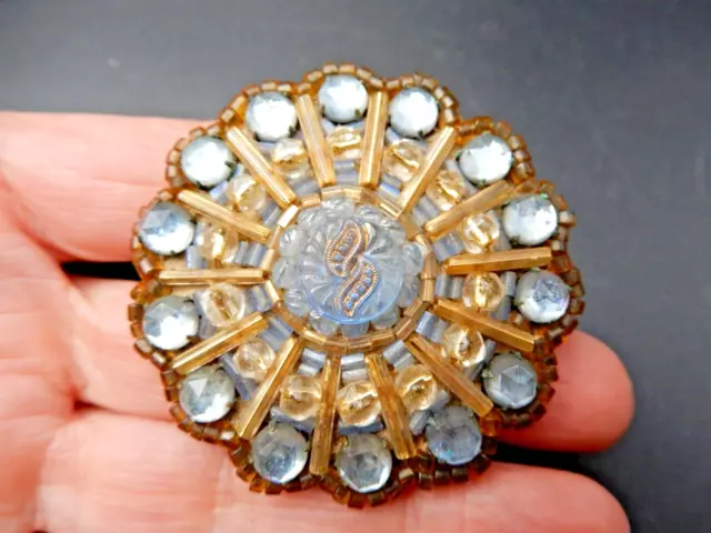 Belle Broche 1900 travail de perles sur tissus Passementerie Bijou ancien