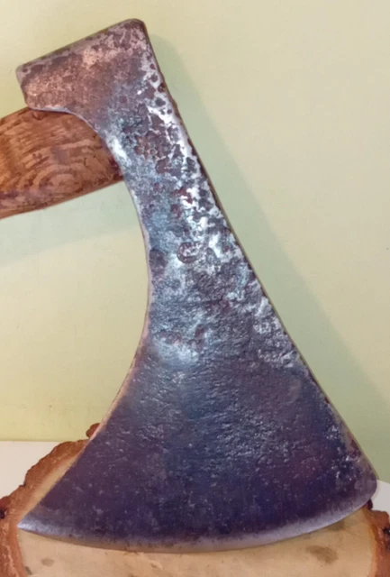 Hache Ancienne Monin Autun Avec Manche Sculpté - Outil De Travail Du Bois - Longueur 59 Cm