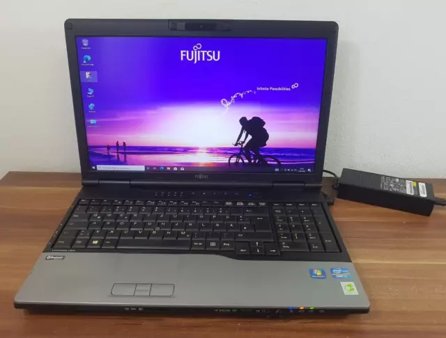 Fujitsu Lifebook i7 3,7GHz 8GB 512GB SSD Wlan BT 1600x900 RS232 DVDRW Webcam