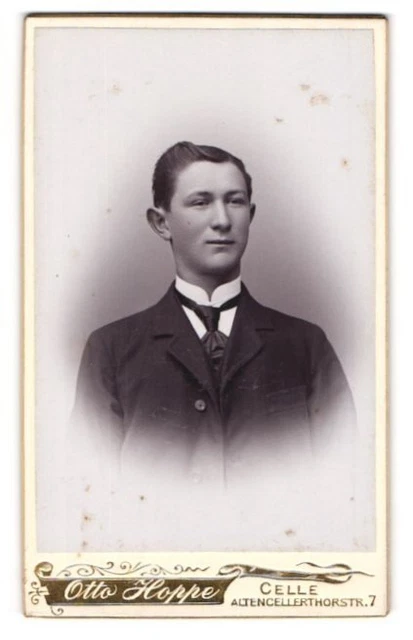Fotografie Otto Hoppe, Celle, Altencellerthorstrasse 7, Freundlicher Jüngling m