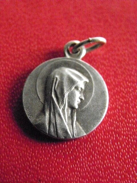 Medaille Religieuse Ancienne. Notre Dame De Lourdes. Metal Argente.