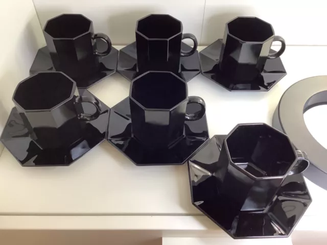 Juego de 6 tazas de café de vidrio negro Arcoroc a tiempo hecho en Francia tazas de té platillos.