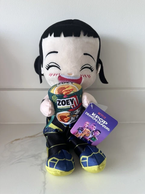 NETFLIX KPOP DEMON Hunters Zoey Plush Toy Huntrix Logo Keyring Bundle netflix-kpop-demon-hunters-zoey-plush-toy-huntrix-logo-keyring-bundle