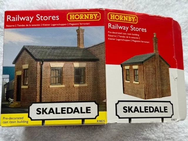 HORNBY SKALEDALE RAILWAY STORES R9825  never used boxed cast resin OO Gauge