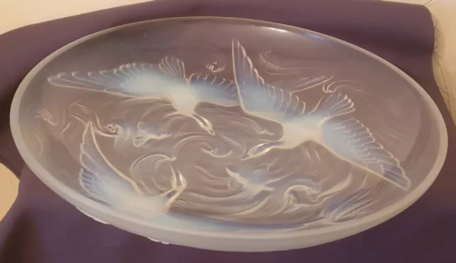 VERLYS, coupe en verre moulé pressé opalescent, modèle "Les canards sauvages"