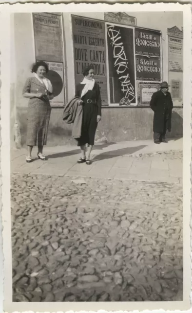 Photo Ancienne - Vintage Snapshot - Affiche Spectacle Italie Rue Mode - Fashion