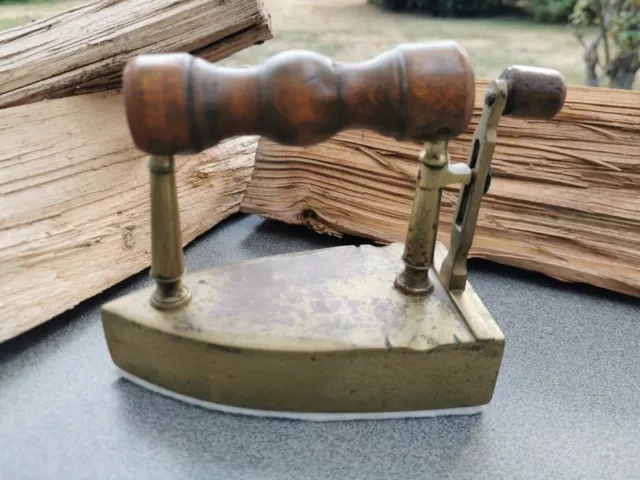 Bügeleisen Glätteisen Iron Antik Alt Vintage Deko mit Holzgriff Messing