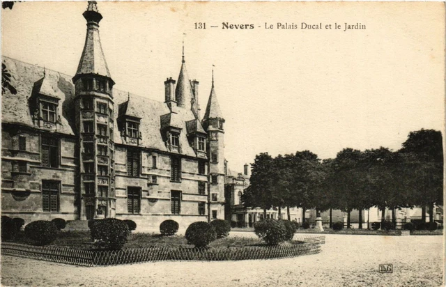 CPA NEVERS - Le Palais Ducal et la Jardin (355594)