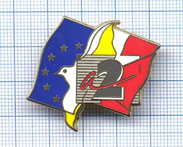 PIN'S ARTHUS BERTRAND PARIS TV A2 Antenne 2 élections européennes Oiseau Drapeau