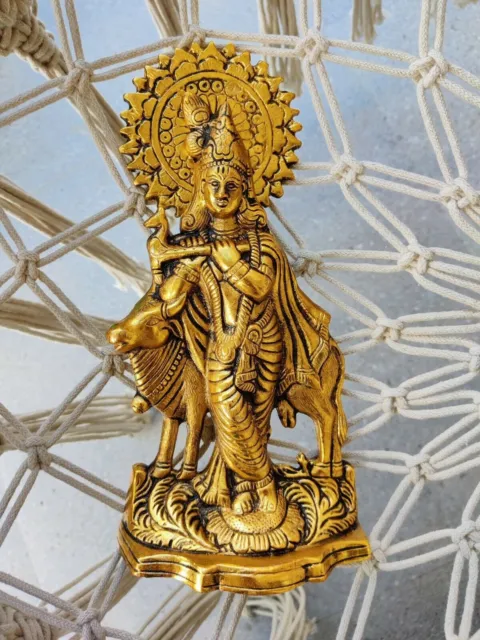 Statue de Krishna avec idole de vache, symbole d'amour et divinité hindoue...