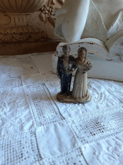 anciens couple de mariés figurine en plomb ou alu de gâteau de mariage