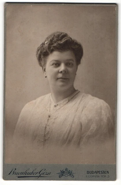 Fotografie Brunhuber Géza, Budapesten, Portrait bürgerliche Dame mit moderner F