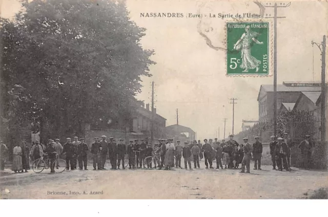 27 . n°205295. nassandres. la sortie de l'usine