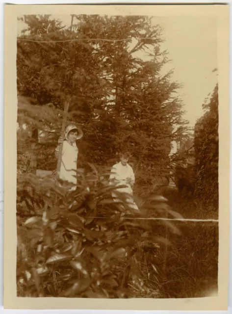 PHOTO ANCIENNE - FEMME JARDIN NATURE MODE -WOMAN GARDEN FASHION-Vintage Snapshot