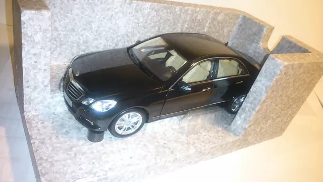 Mercedes E Klasse Modellauto 1:18 Obsidianschwarzmettalic Limosine