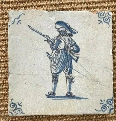 ANTIQUE 18C c.1725 DUTCH DELFT TILE BLUE AND WHITE DEPICTING A MUSKETEER