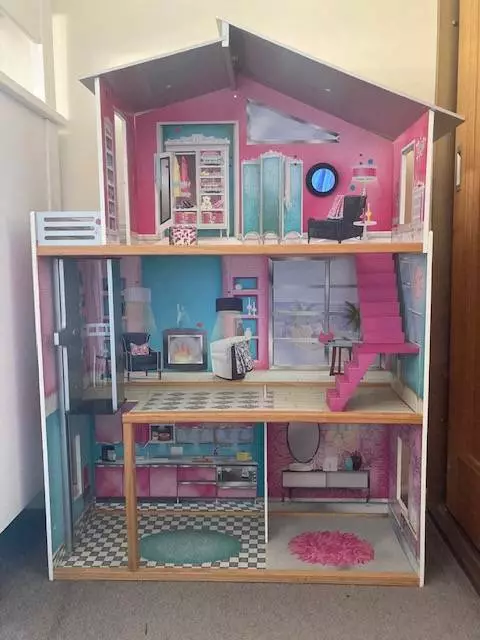 Gorgeous dolls house with furnitire
