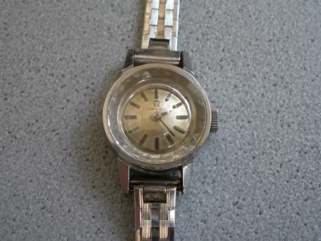 Ancienne montre mécanique Femme de marque OMEGA en acier.