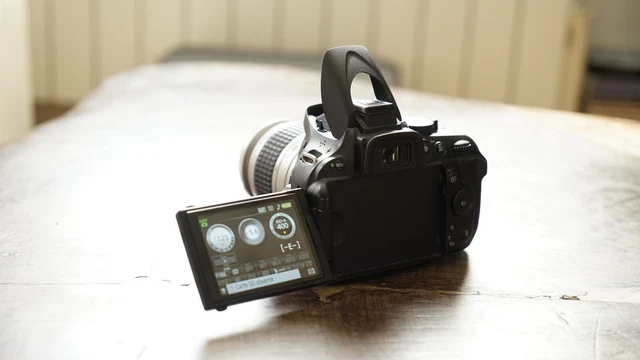 nikon D5200 avec objectif Nikon AF 28-80mm avec grip d'alimentation 