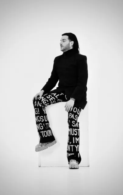"DENIM LETRAS" - Obra de arte blanqueado sobre el soporte denim modelo Levis 501