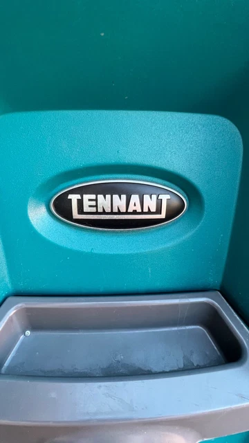 Tennant Q12 Multi-Surface Cleaning Machine Tennant Q12 Multi-Surface Cleaning Machine