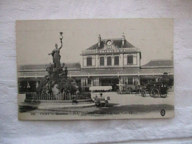 Cpa Allier 03 Vichy Monument "Vichy Accueillant Ses Hotes A La Gare"