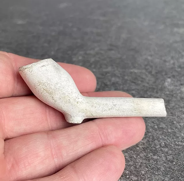 A beautiful Dutch claypipe from the early 17th century - claypipe bowl with stam