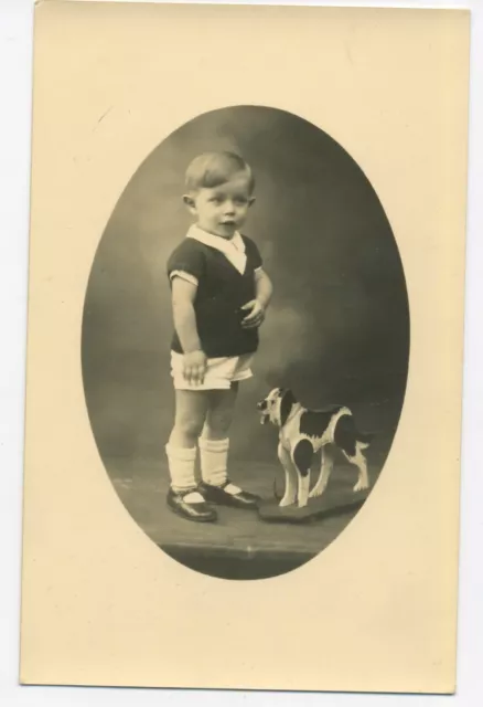 BP778 Carte Photo vintage card RPPC Enfant Garçon jouet ancien chien cadre ovale