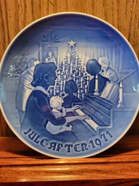 Royal Copenhagen Blue Plate Jule After 1971 Christmas at Home B&G