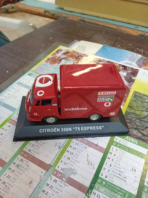 En Modèle Réduit: RENAULT 4 CV ech 1/24 Heller