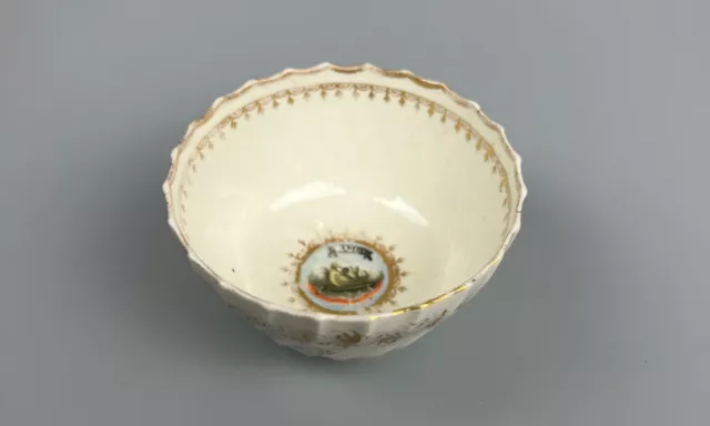 A late 18thc. Caughley tea bowl painted by Chamberlain in the "l'amitie" pattern