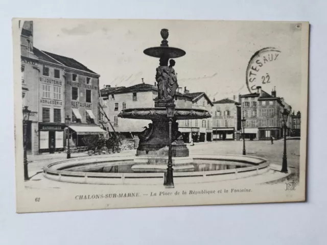 CPA 51 CHALONS-SUR-MARNE - La Place de la République et la Fontaine