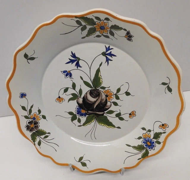 -ASSIETTE REGIONALE CERAMIQUE XXe au centre UNE ROSE NOIRE & Fleurs peint main D