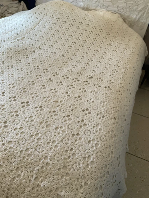 COUVERTURE DE LIT ANCIENNE EN FILET DE DENTELLE EN COTON ÉCRU ÉPAIS C1 – les toiles blanches