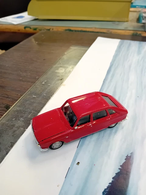 Renault 4L fourgonnette ech 1,43 modifié et repeint