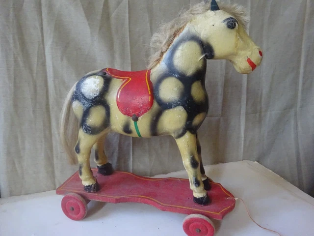 Ancien jouet cheval a roulette - France