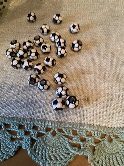 25 Keramik Perlen Fußball D=10 mm, Schwarz-Weiß Sport Soccer Schmuck Perle