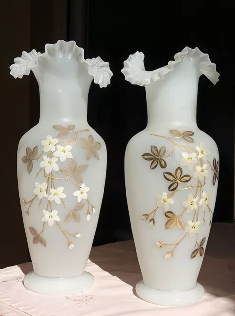Paire de grands vases en opaline satinée décor fleurs émail et or Napoléon III