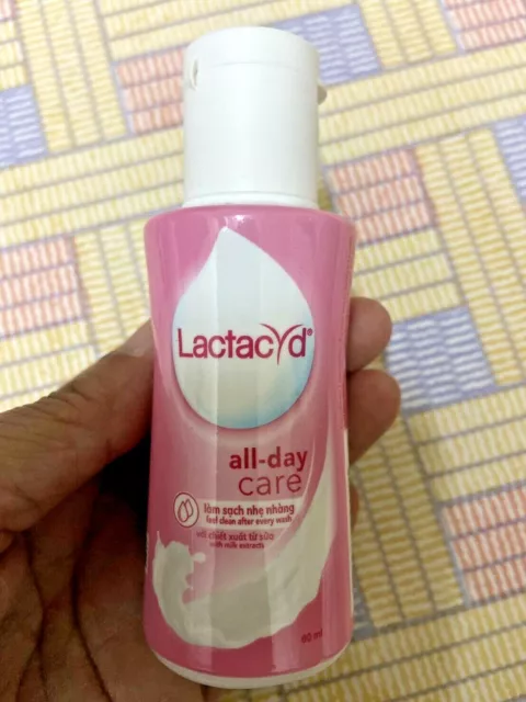 Lactacyd Daily Feminine Wash Cleansing Protection Care 6 Formula 60 ml. 2