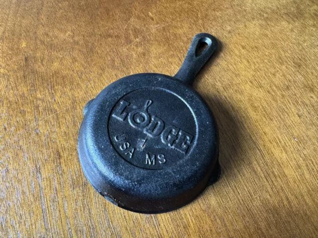 Lodge USA MS 1 Miniature Cast Iron Frying Pan Skillet Ashtray 3.25 inch