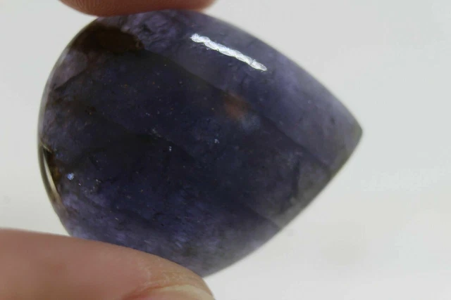 Iolite naturelle 27.34ct 26x23mm Cabochon taille poire, fort changement de...
