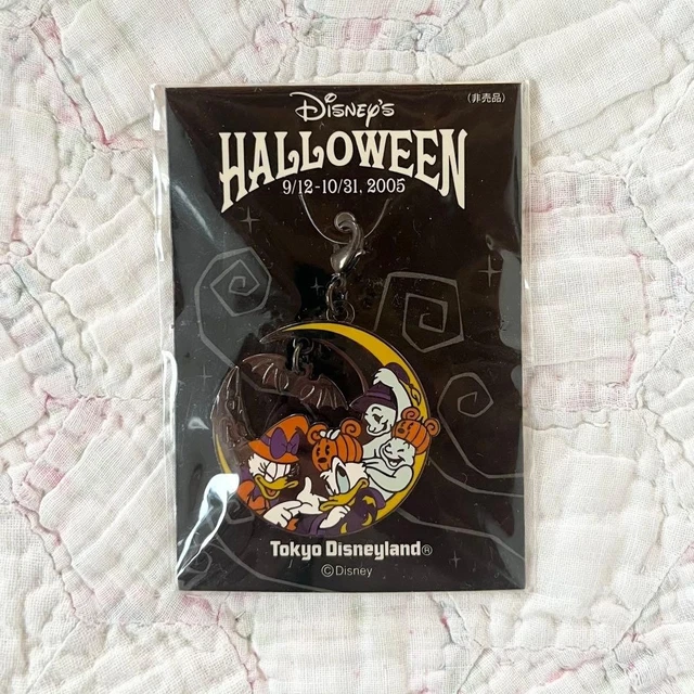 DISNEY HALLOWEEN 2005 Tokyo Disneyland Metal Charm Donald Daisy