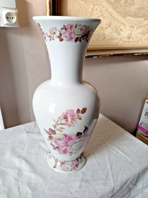 grand vase en porcelaine de Limoges decor de roses signé SL